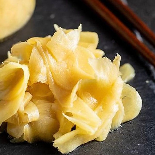 Balkondagi yalangoch qoshni fotosurati